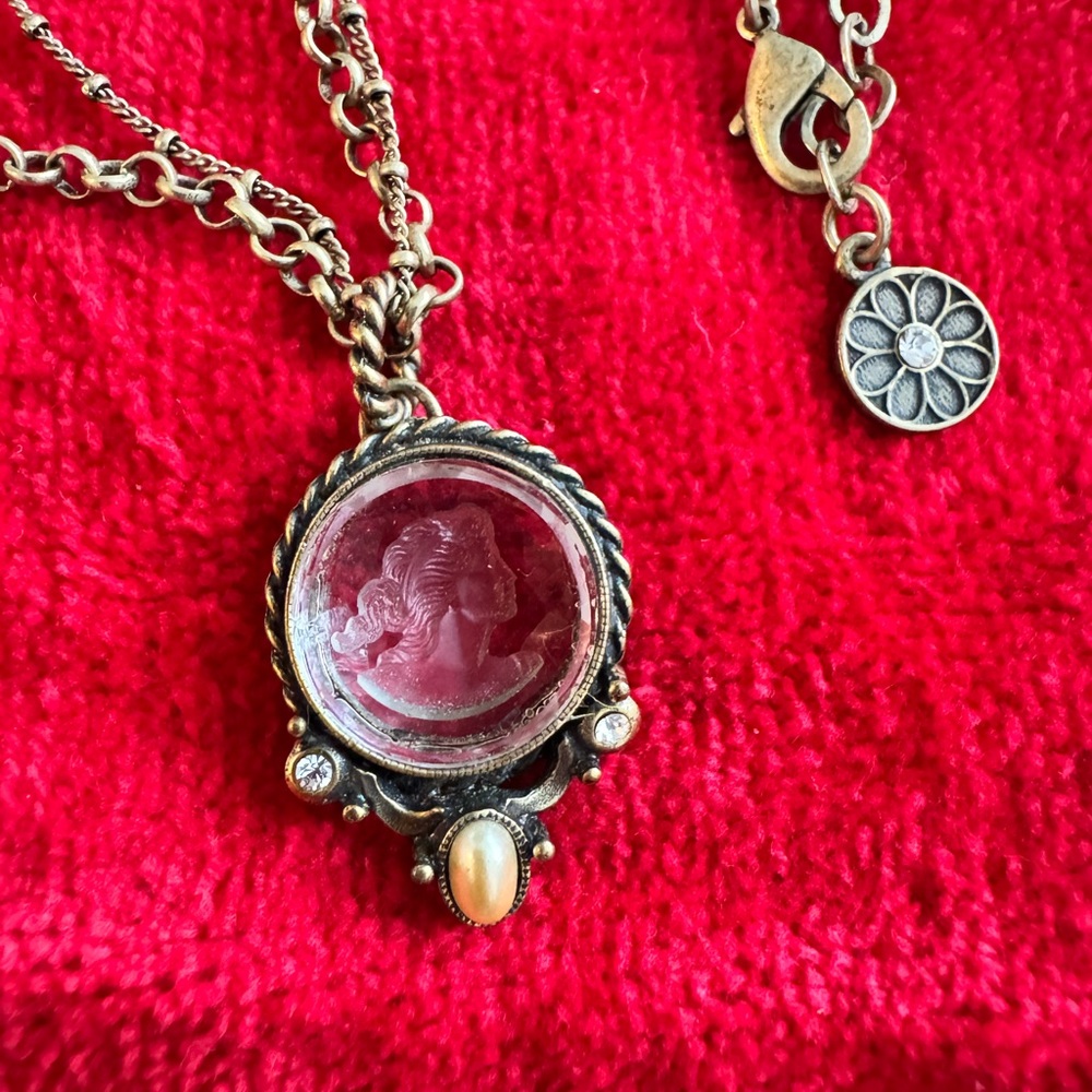 Elegant Gold Pendant Cameo Etched Necklace, Sweet Romance - Picture 4 of 9